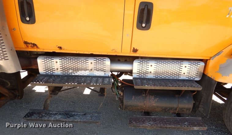 image for item DM1374 2004 International WorkStar 7400  Crew Cab dump truck