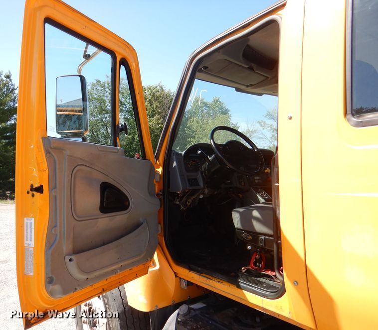 image for item DM1374 2004 International WorkStar 7400  Crew Cab dump truck
