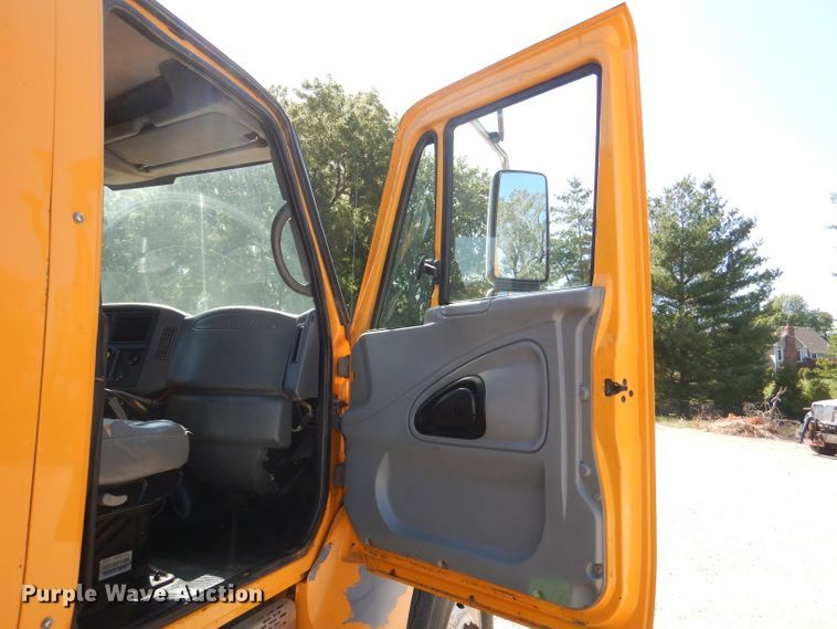 image for item DM1374 2004 International WorkStar 7400  Crew Cab dump truck