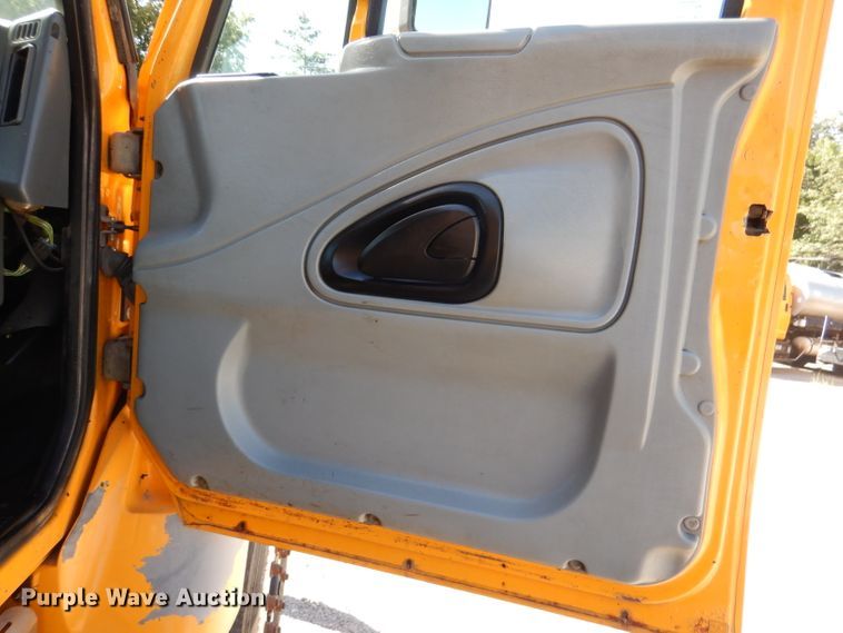 image for item DM1374 2004 International WorkStar 7400  Crew Cab dump truck