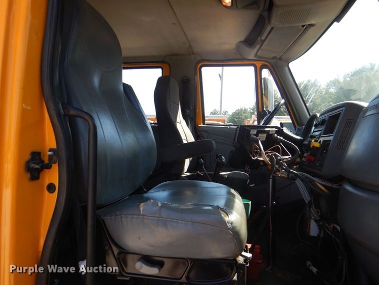 image for item DM1374 2004 International WorkStar 7400  Crew Cab dump truck