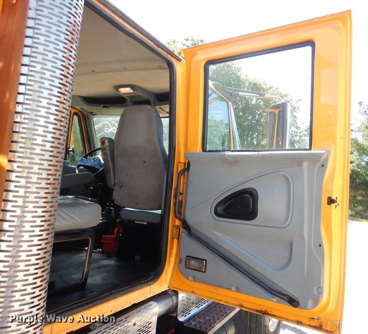 image for item DM1374 2004 International WorkStar 7400  Crew Cab dump truck