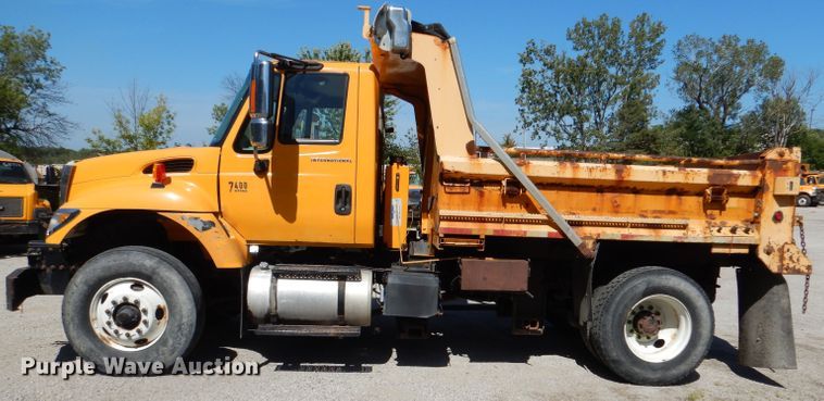 image for item DM1376 2005 International WorkStar 7400  dump truck