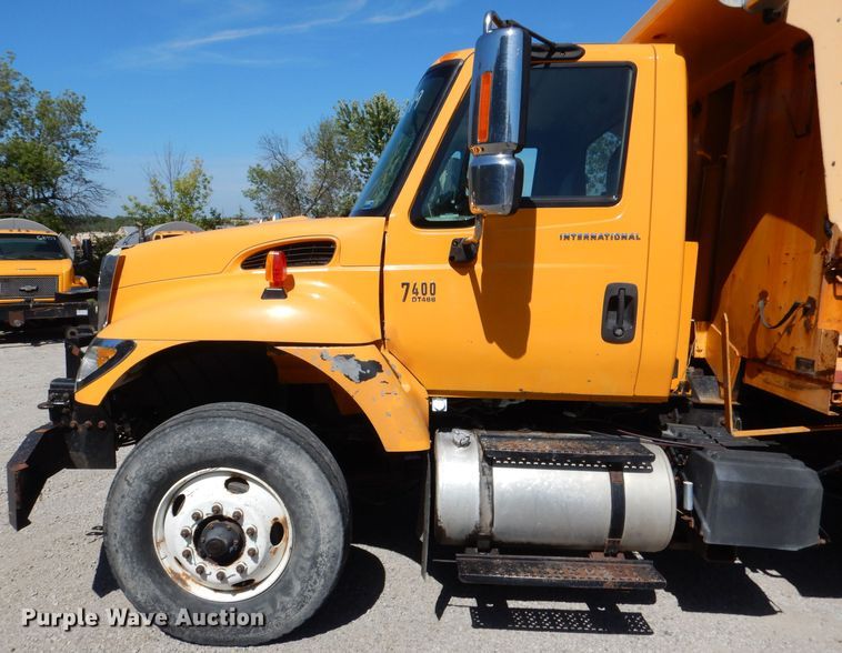 image for item DM1376 2005 International WorkStar 7400  dump truck