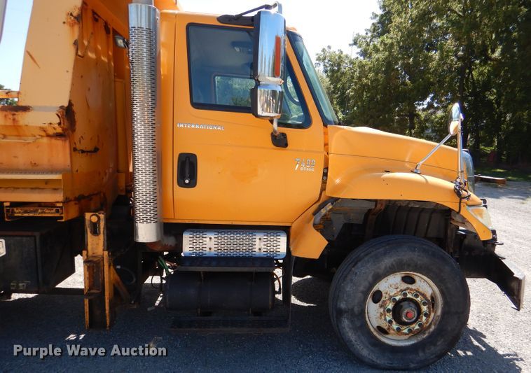 image for item DM1376 2005 International WorkStar 7400  dump truck