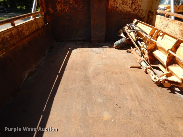 image for item DM1376 2005 International WorkStar 7400  dump truck