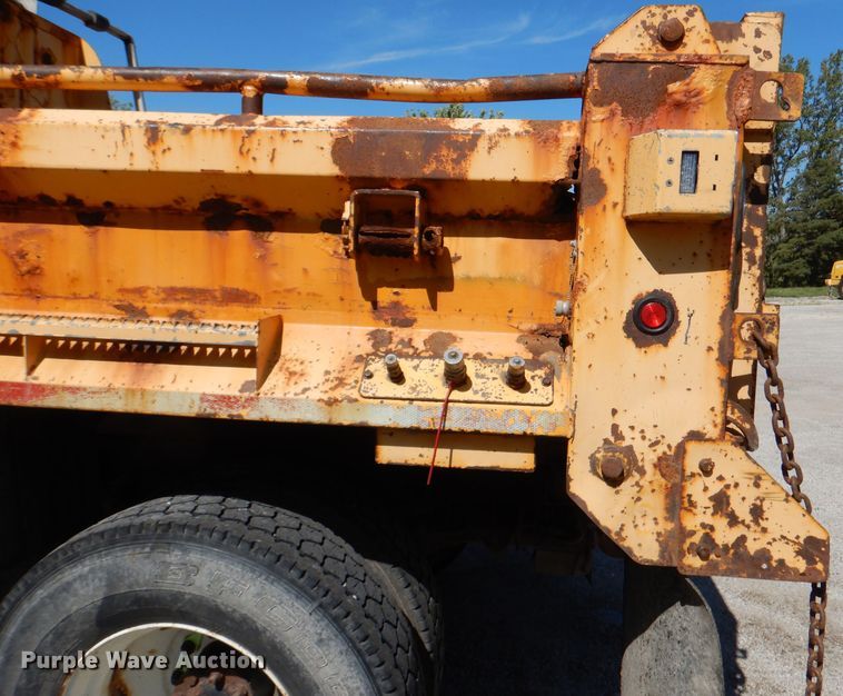 image for item DM1376 2005 International WorkStar 7400  dump truck