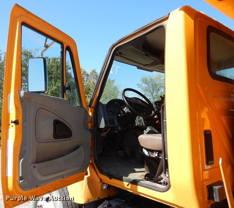 image for item DM1376 2005 International WorkStar 7400  dump truck
