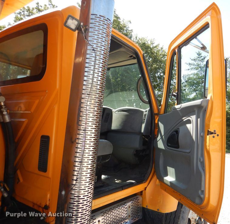 image for item DM1376 2005 International WorkStar 7400  dump truck