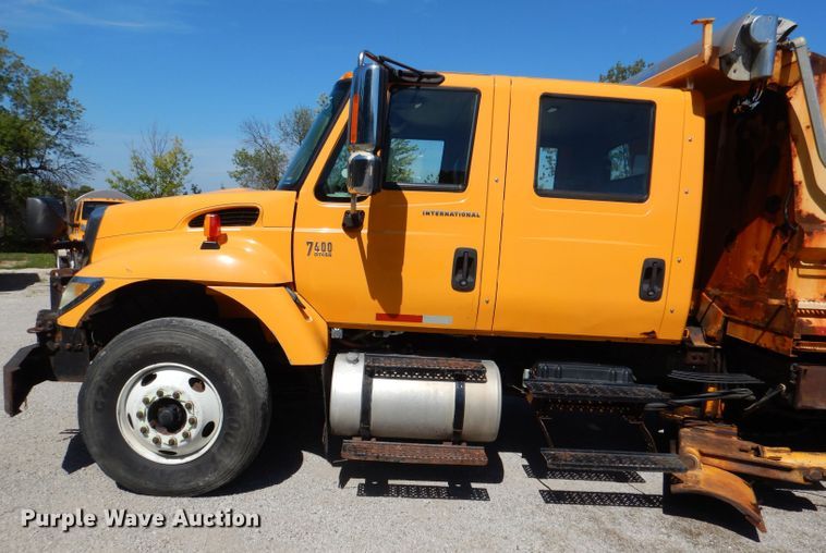 image for item DM1377 2005 International WorkStar 7400  Crew Cab dump truck