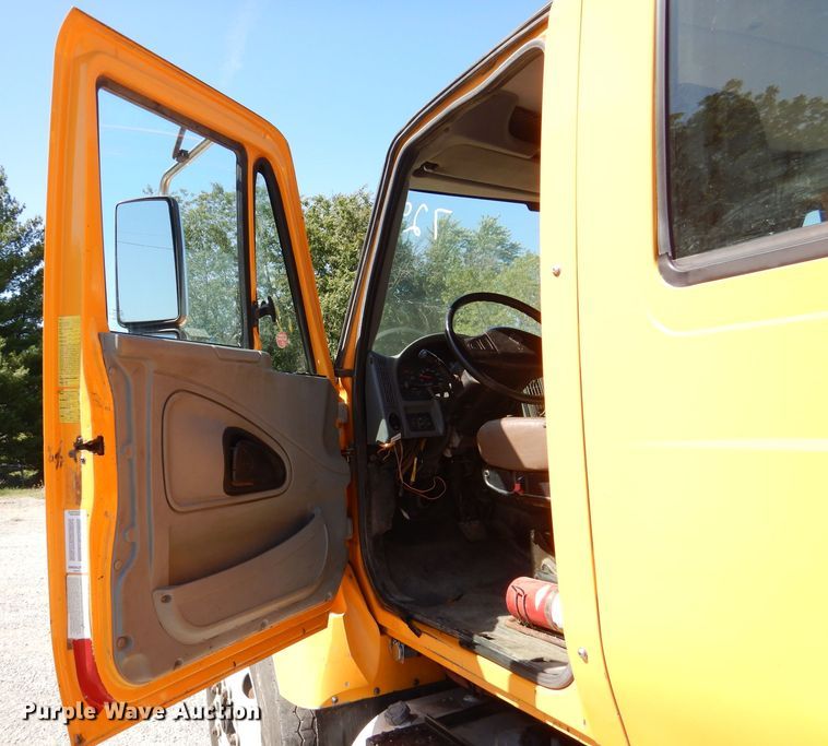 image for item DM1377 2005 International WorkStar 7400  Crew Cab dump truck