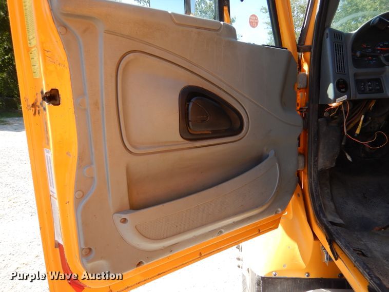 image for item DM1377 2005 International WorkStar 7400  Crew Cab dump truck