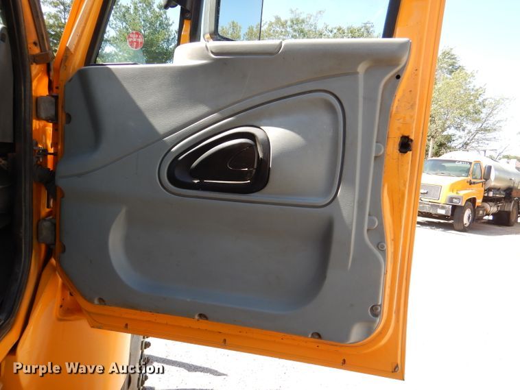 image for item DM1377 2005 International WorkStar 7400  Crew Cab dump truck