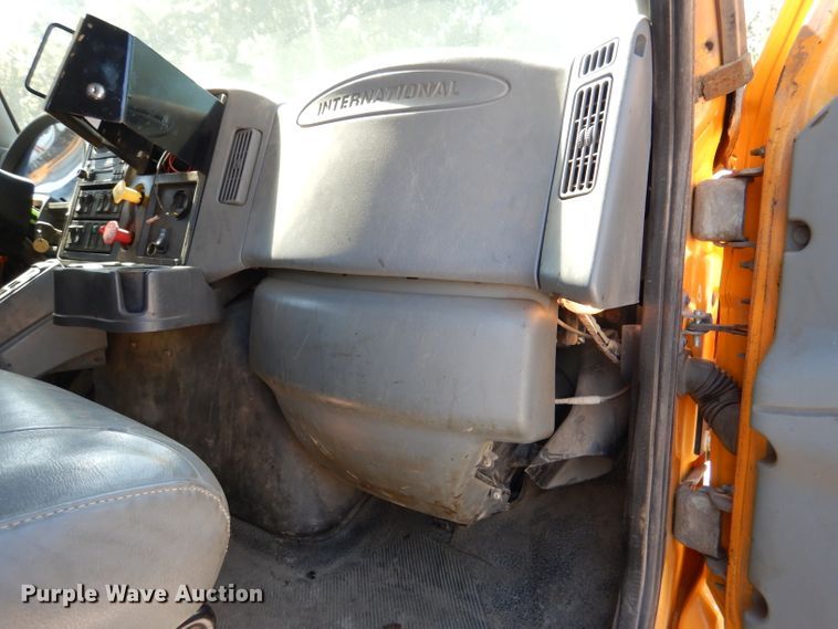 image for item DM1377 2005 International WorkStar 7400  Crew Cab dump truck