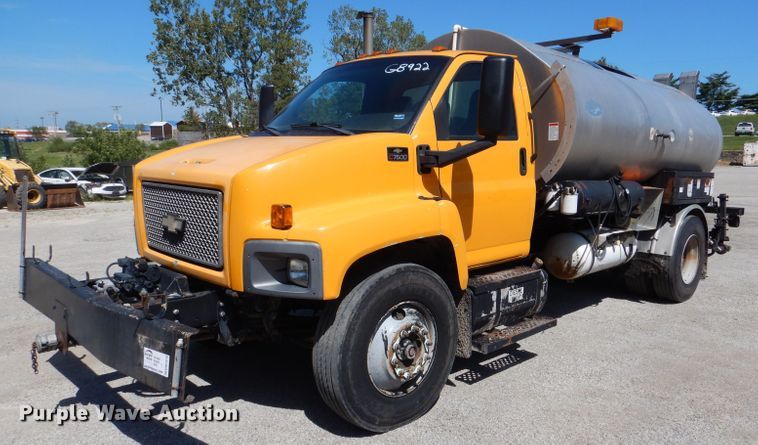 image for item DM1378 2003 Chevrolet C7500  oil distributor truck