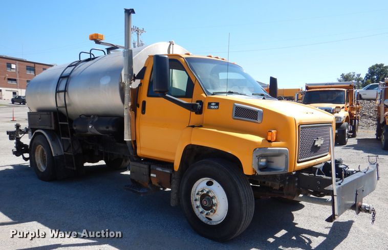 image for item DM1378 2003 Chevrolet C7500  oil distributor truck