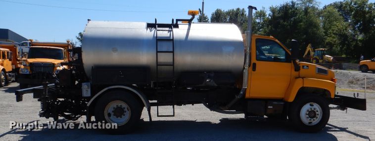 image for item DM1378 2003 Chevrolet C7500  oil distributor truck