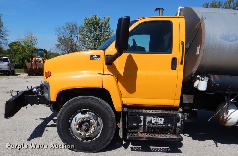 image for item DM1378 2003 Chevrolet C7500  oil distributor truck