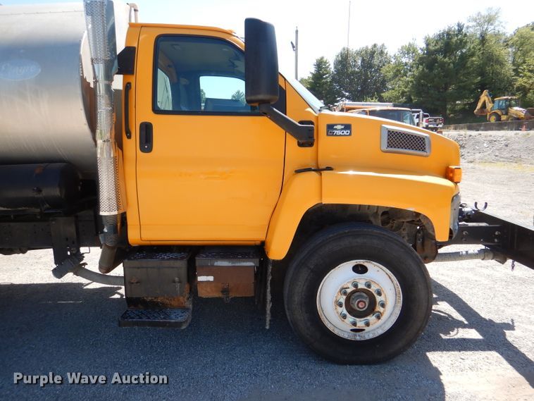 image for item DM1378 2003 Chevrolet C7500  oil distributor truck