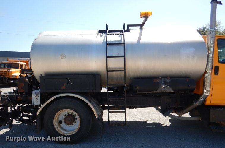 image for item DM1378 2003 Chevrolet C7500  oil distributor truck