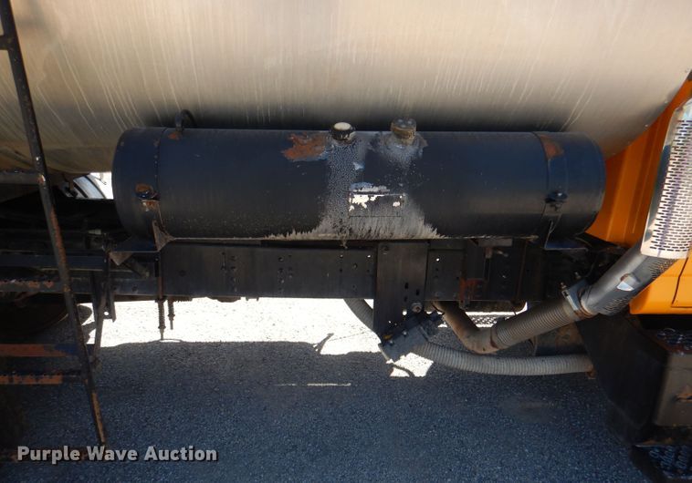 image for item DM1378 2003 Chevrolet C7500  oil distributor truck