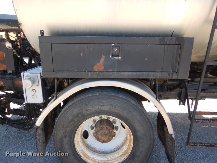 image for item DM1378 2003 Chevrolet C7500  oil distributor truck