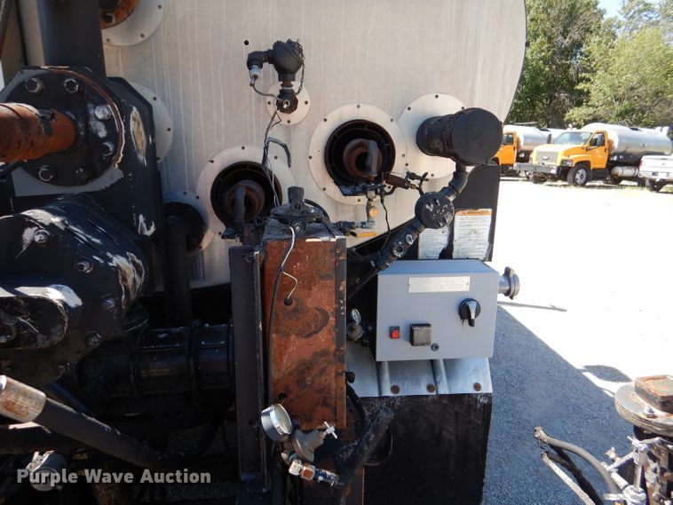 image for item DM1378 2003 Chevrolet C7500  oil distributor truck