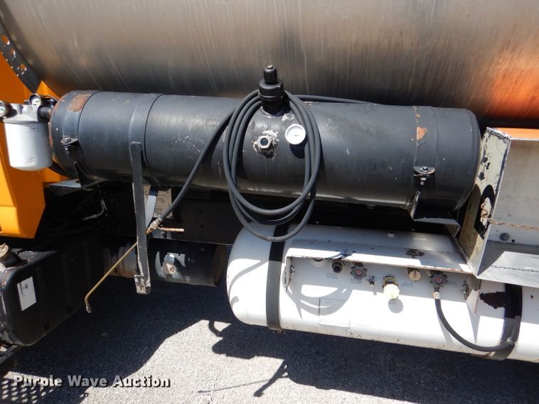 image for item DM1378 2003 Chevrolet C7500  oil distributor truck