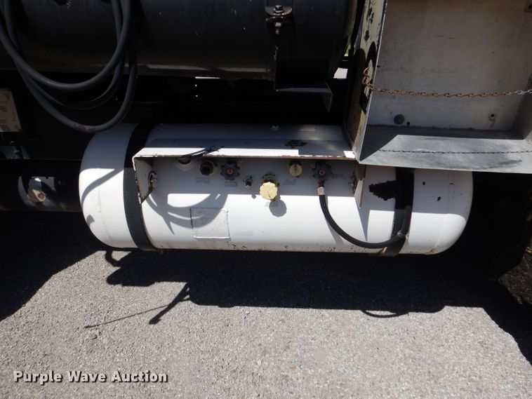 image for item DM1378 2003 Chevrolet C7500  oil distributor truck