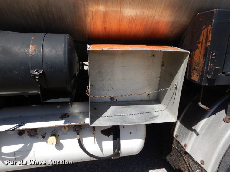 image for item DM1378 2003 Chevrolet C7500  oil distributor truck