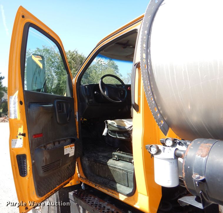 image for item DM1378 2003 Chevrolet C7500  oil distributor truck