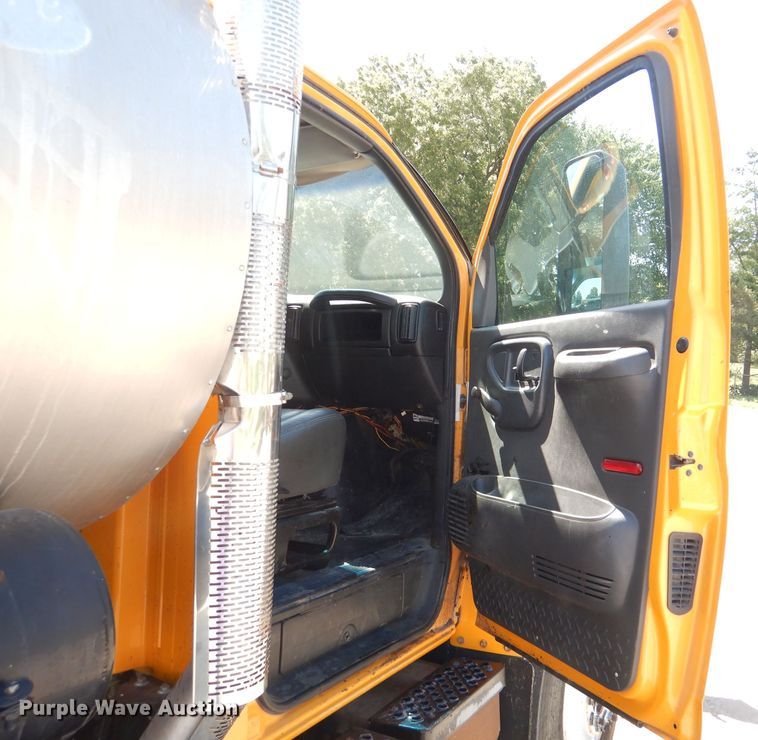 image for item DM1378 2003 Chevrolet C7500  oil distributor truck