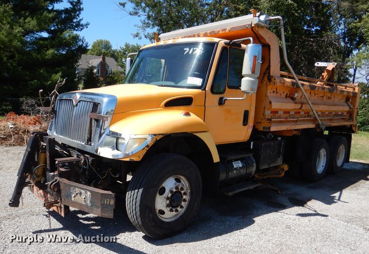 image for item DM1379 2004 International WorkStar 7500  dump truck