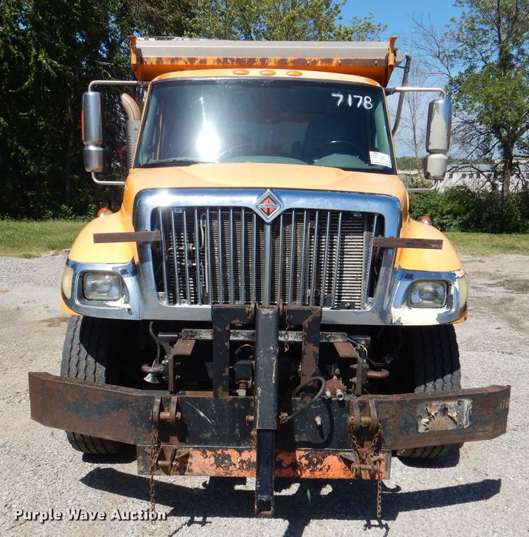 image for item DM1379 2004 International WorkStar 7500  dump truck