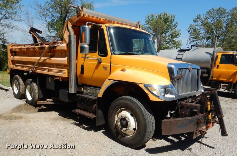 image for item DM1379 2004 International WorkStar 7500  dump truck