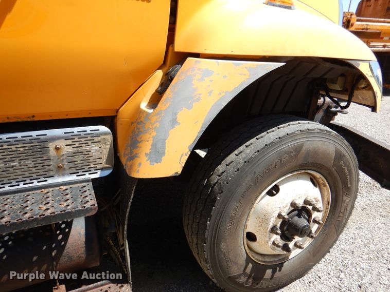 image for item DM1379 2004 International WorkStar 7500  dump truck