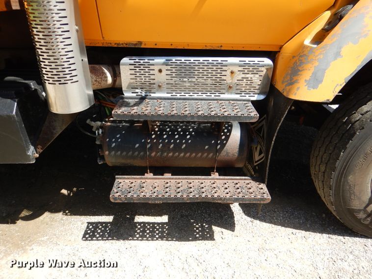 image for item DM1379 2004 International WorkStar 7500  dump truck