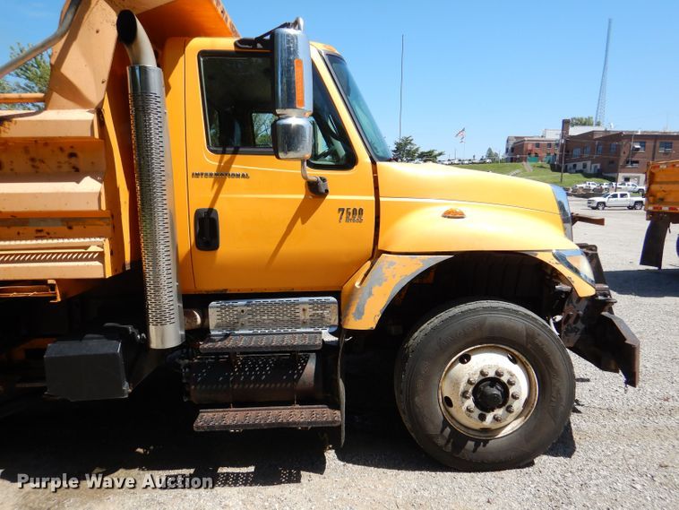 image for item DM1379 2004 International WorkStar 7500  dump truck