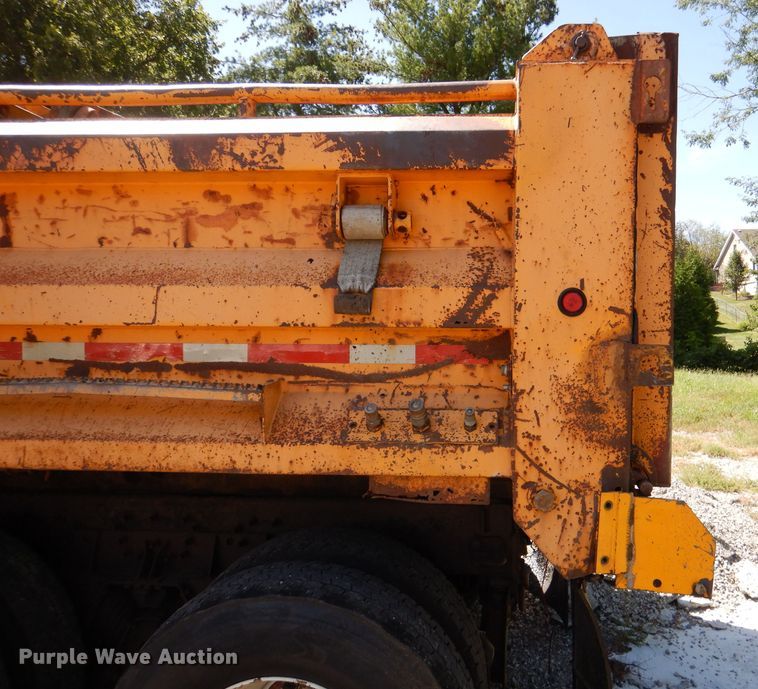 image for item DM1379 2004 International WorkStar 7500  dump truck