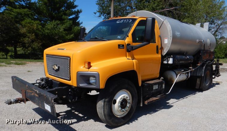 image for item DM1381 2004 Chevrolet C7500  oil distributor truck