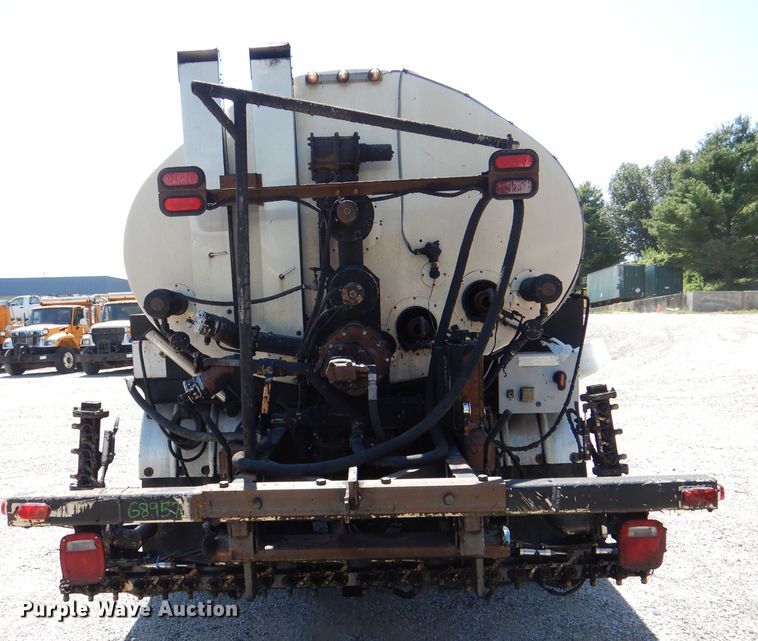 image for item DM1381 2004 Chevrolet C7500  oil distributor truck