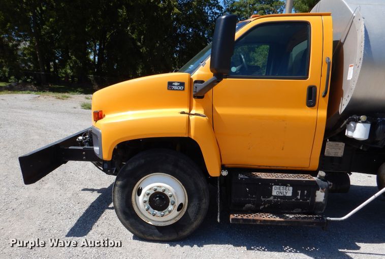 image for item DM1381 2004 Chevrolet C7500  oil distributor truck