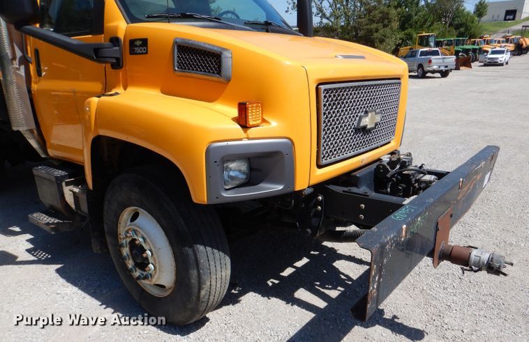 image for item DM1381 2004 Chevrolet C7500  oil distributor truck