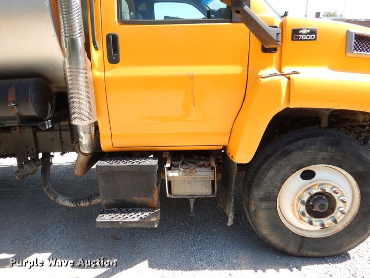 image for item DM1381 2004 Chevrolet C7500  oil distributor truck