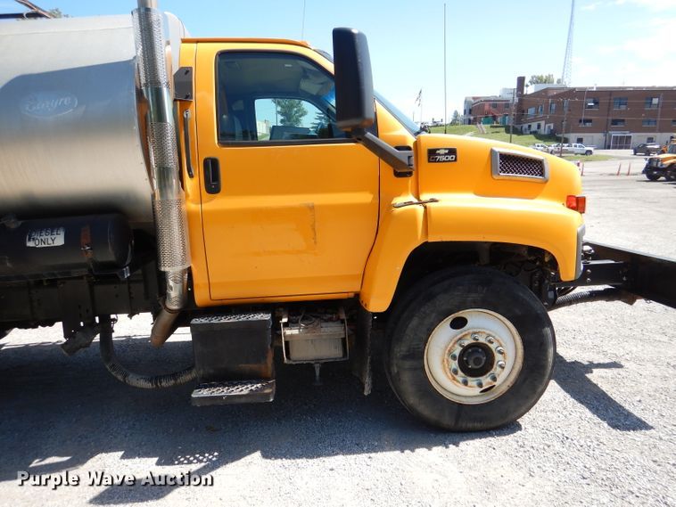 image for item DM1381 2004 Chevrolet C7500  oil distributor truck