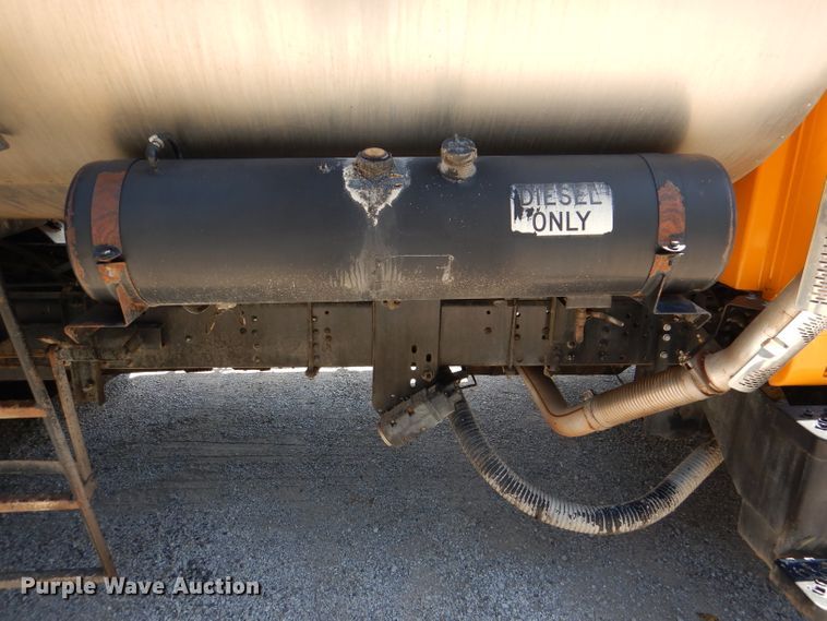 image for item DM1381 2004 Chevrolet C7500  oil distributor truck