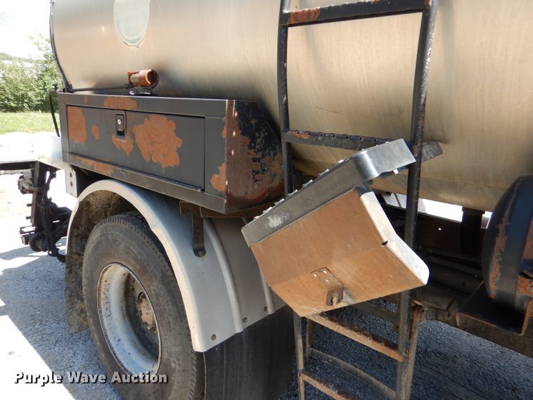 image for item DM1381 2004 Chevrolet C7500  oil distributor truck