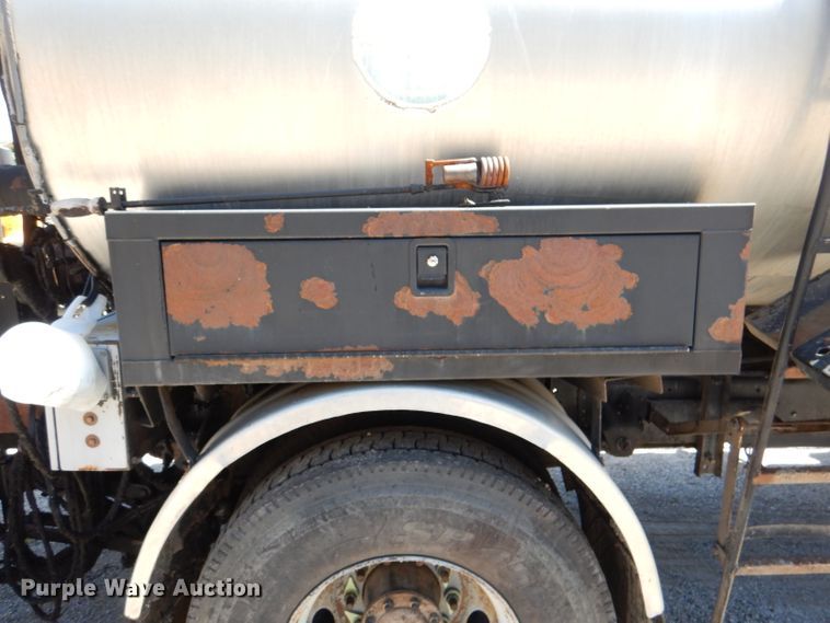 image for item DM1381 2004 Chevrolet C7500  oil distributor truck