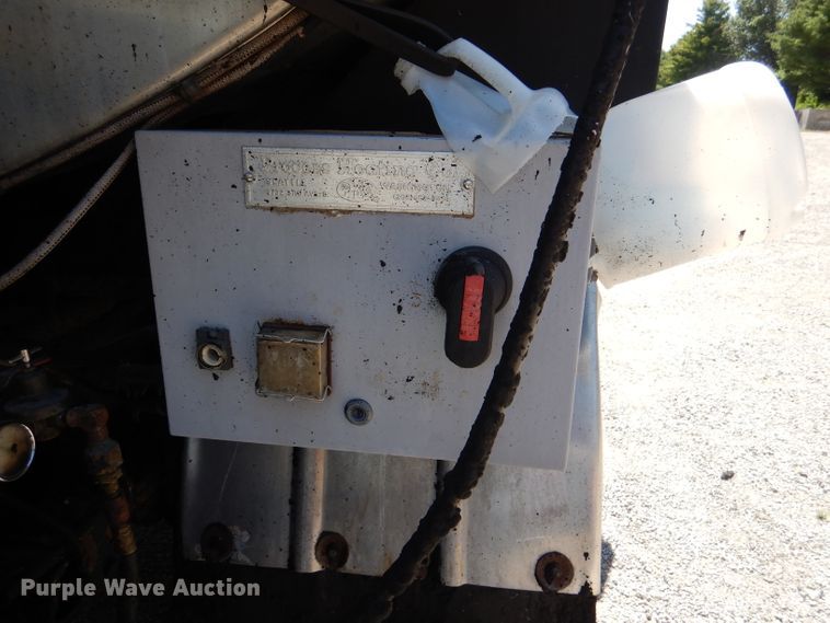 image for item DM1381 2004 Chevrolet C7500  oil distributor truck