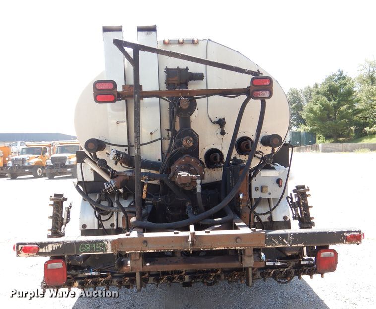 image for item DM1381 2004 Chevrolet C7500  oil distributor truck